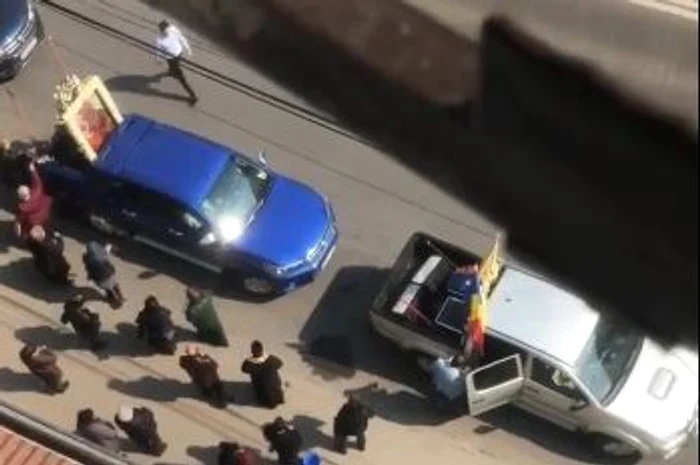 
    Icoana a fost plimbată prin oraș cu o mașină de terenfoto: captură video  