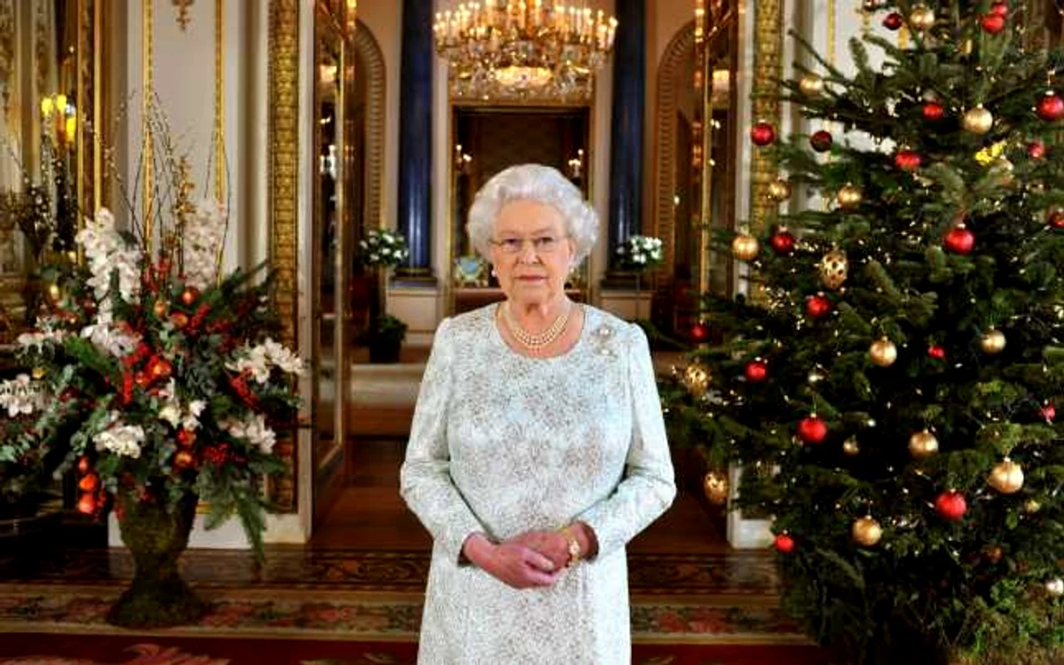 Regina Elisabeta a II-a le oferă celor 1500 de angajaţi un cadou tradiţional cu ocazia sărbătorilor de iarnă FOTO Getty Images