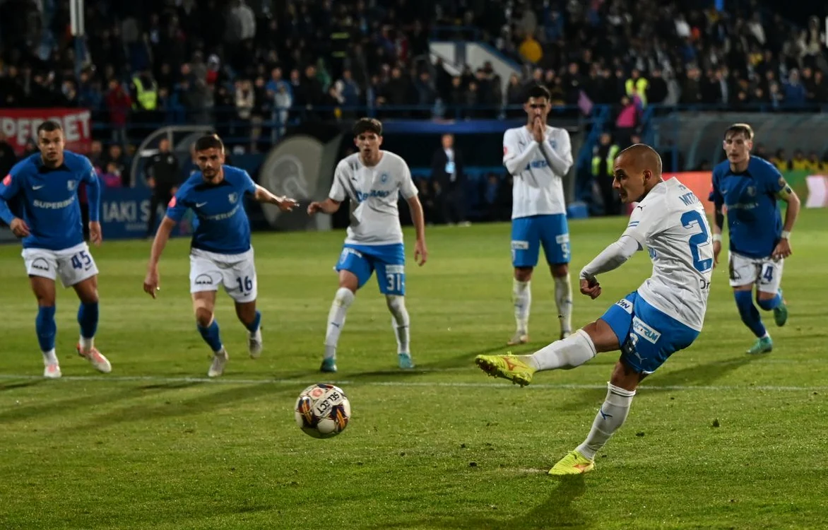 Fotbalistul Universității Craiova, Alex Mitriță, execută perfect un penalty în meciul cu Farul