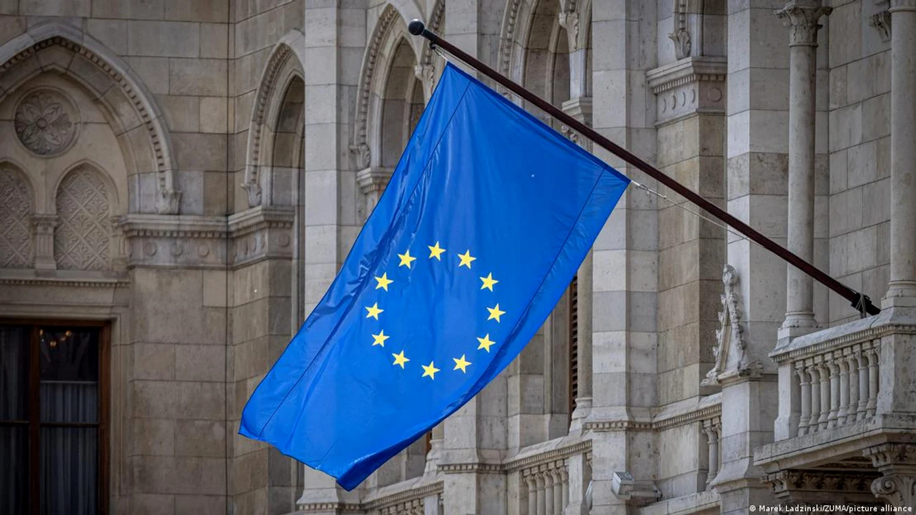 Steagul Europei a fost din nou arborat pe faţada Parlamentului din Budapesta