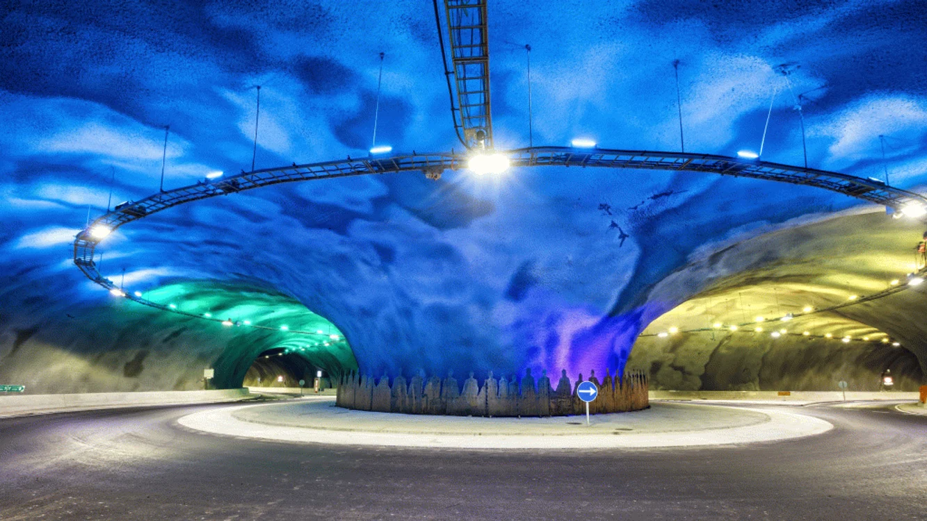 Tunelul găzduiește primul sens giratoriu subacvatic iluminat din lume Foto: visitfaroeislands