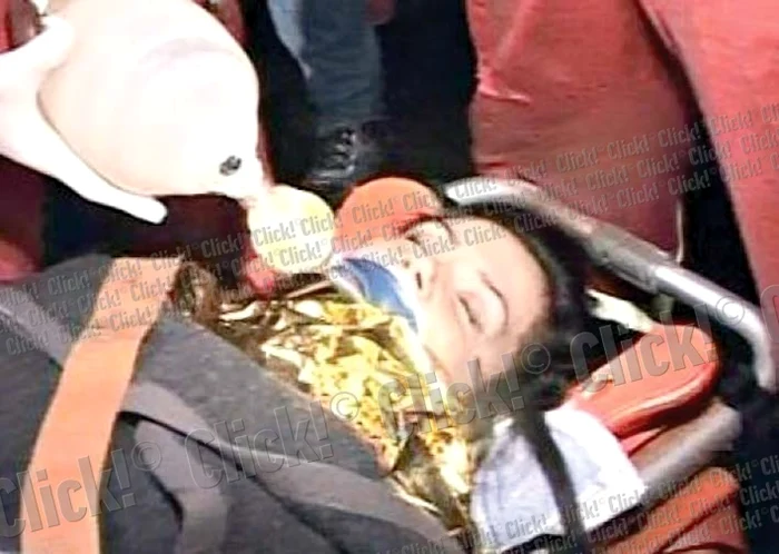 
    Oana a fost scoasă din  casă intubată. Era palidă  şi vânătă pe la ochi  