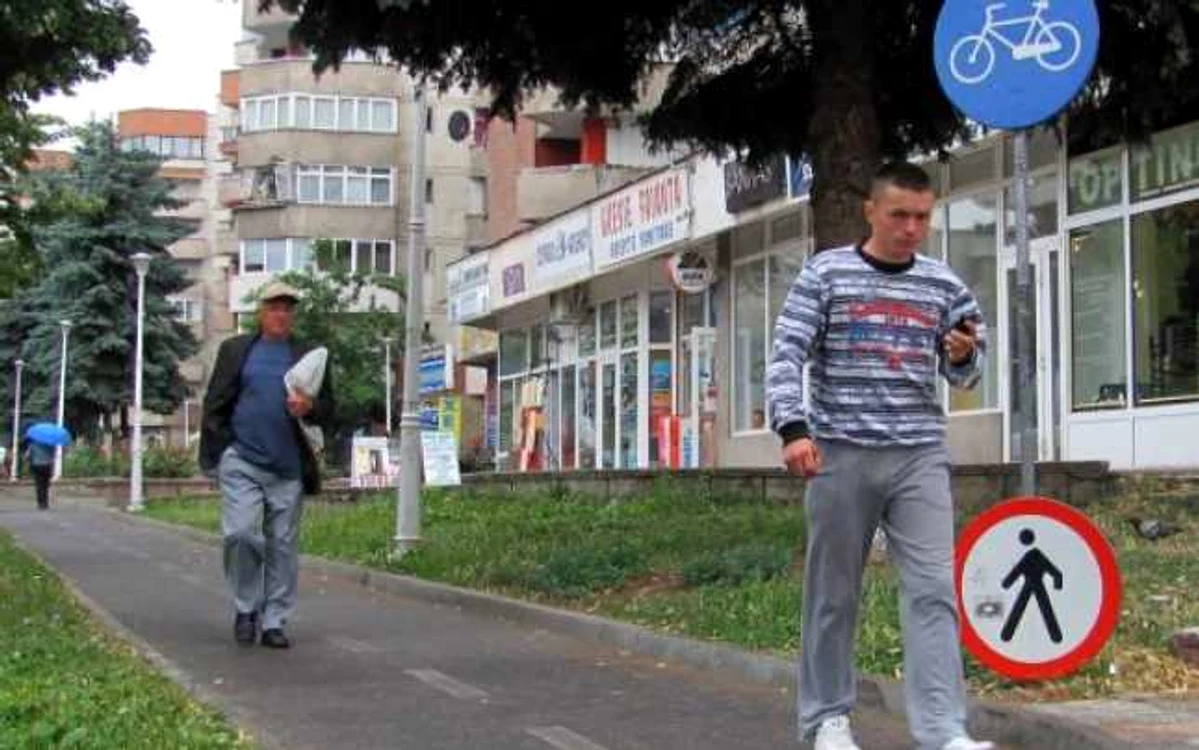 Pista de biciclişti din Deva este folosită de pietoni pe post de trotuar.