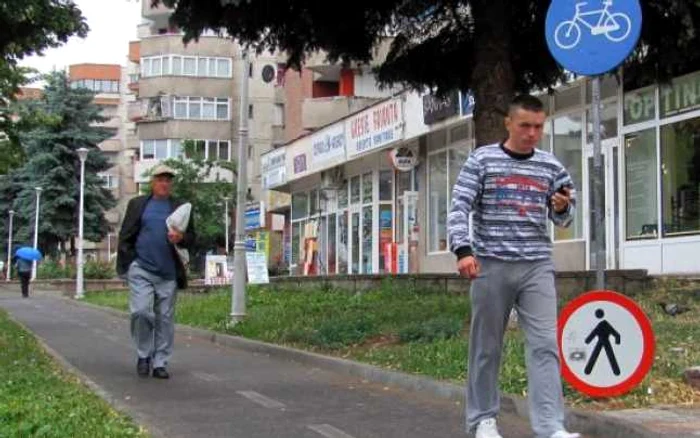 Pista de biciclişti din Deva este folosită de pietoni pe post de trotuar.
