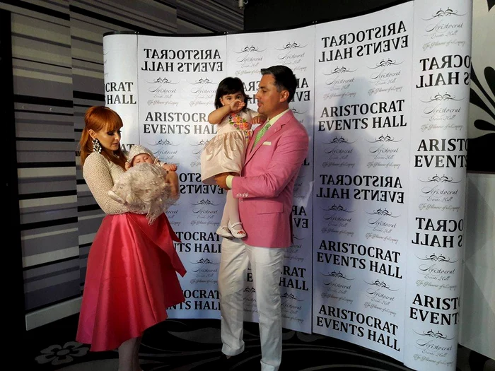 Alina Sorescu, soțul ei, Alex Ciucu și cele două fiice ale lor