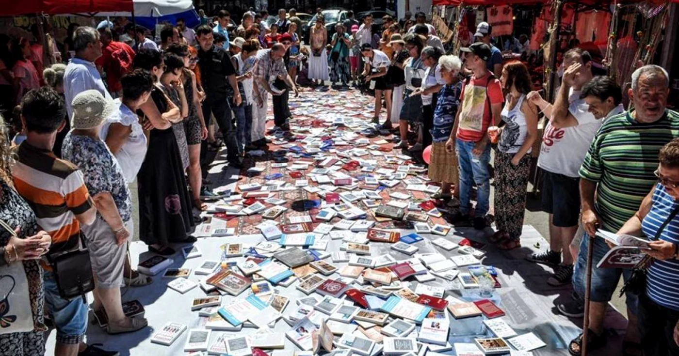 Strada de carte, devenită deja o tradiţie la Festivalul Strada Armenească                                    FOTO: https://www.facebook.com/StradaArmeneasca