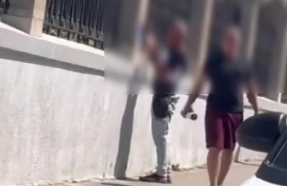 Afișe instigatoare la ură, lipite ilegal pe străzile Chișinăului FOTO: Captură video