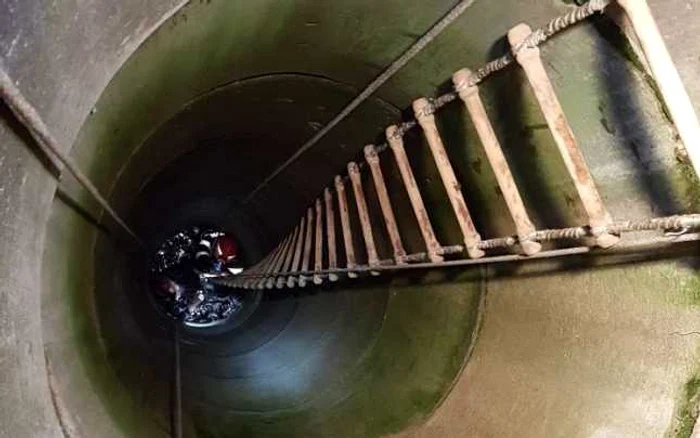 Un salvator de la ISU a coborât în fântănă şi a scos victima la suprafaţă FOTO ISU Călăraşi