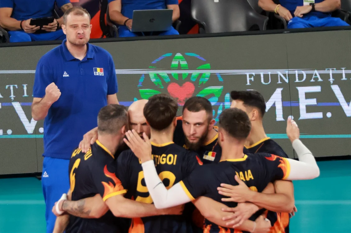 Antrenorul Sergiu Stancu se bucură pentru un punct al echipei sale