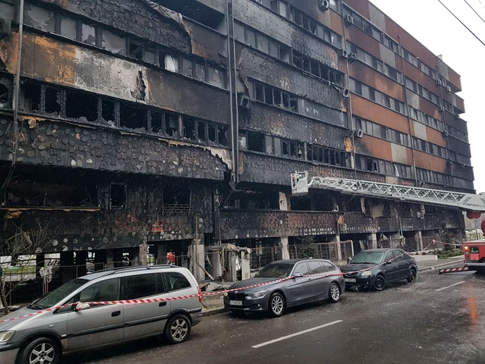 Blocul incendiat foto: Călin Gavrilaş