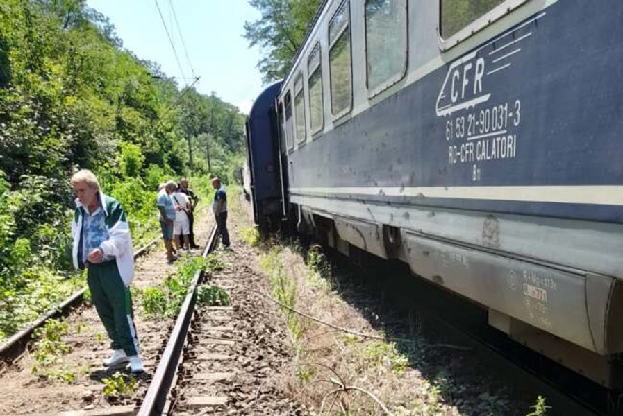 Un tren CFR a pierdut două vagoane în mers, între stații. Călătorii au rămas blocați pe câmp, așteptând locomotiva să îi recupereze