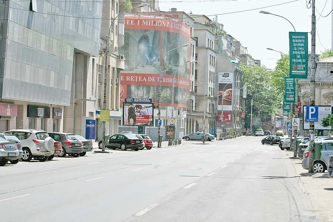 Şi-au umplut coşurile cu mâncare şi băutură (Fotografii: Dorin Constanda )
