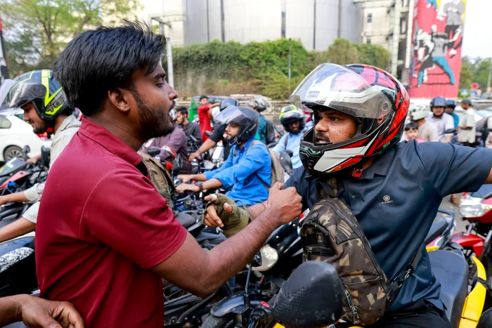 Motocicliști care se ceartă așteptând la cozi kilometrice FOTO Profimedia
