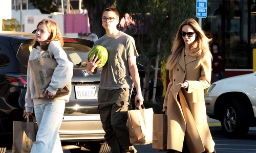 Angelina Jolie cu fiica Vivienne și fiul ei Knox profimedia 0953666903 jpg