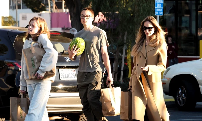 Angelina Jolie cu fiica Vivienne și fiul ei Knox profimedia 0953666903 jpg