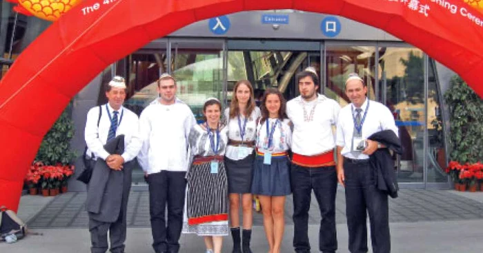 Sandor (al doilea din stânga) și reprezentativa României la Olimpiada din acest an din Beijing