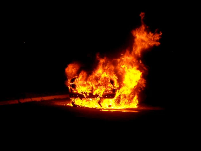 
    Flăcări uriașe au cuprins mașina (foto:ziuanews.ro)  