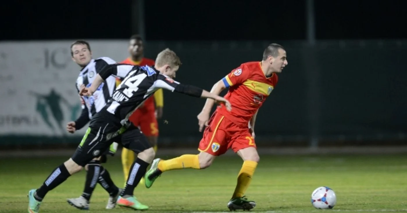 Ianis Zicu (în roşu) a făcut spectacol pentru Petrolul