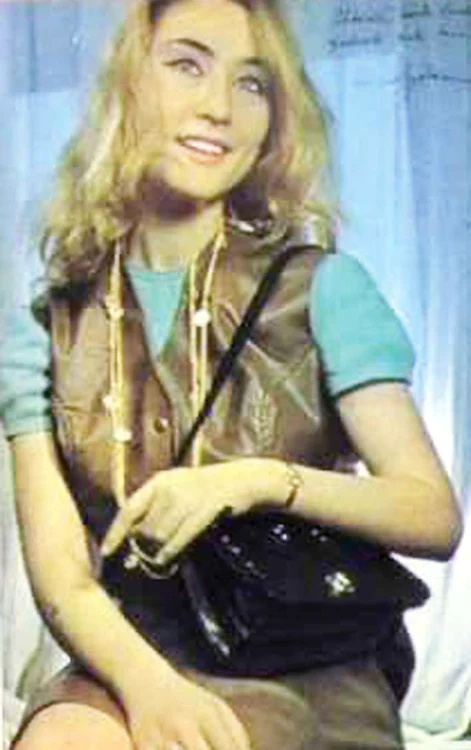 
    1984. Ileana Șipoteanu  (49 de ani) a  debutat la Mamaia  în 1986 și tot  de atunci face  echipă cu  compozitorul  Dumitru  Lupu, care  i-a devenit  soț în 1993    