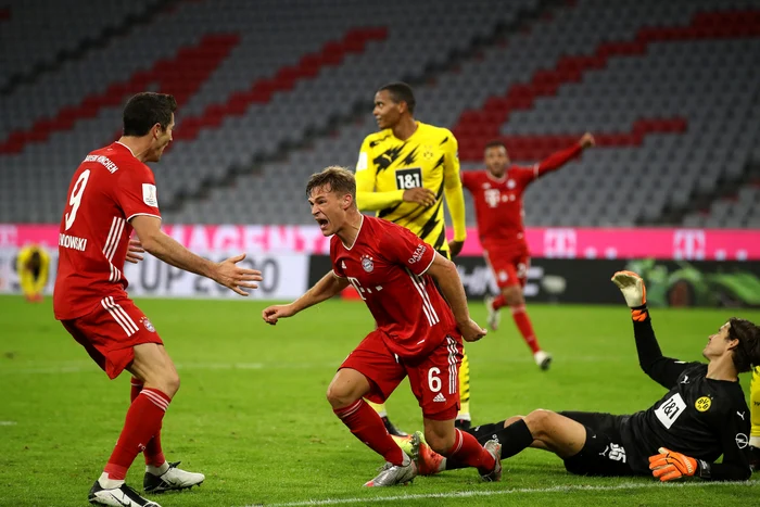 
    Joshua Kimmich și Robert Lewandowski se bucură după al treilea gol al lui Bayern MunchenFoto: Guliver / GettyImages  