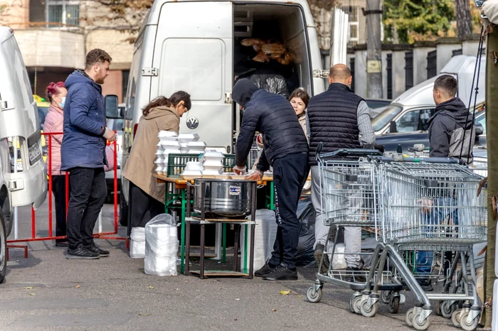
    20 de femei au pregătit 12.000 de sarmale FOTO: bzi.ro  