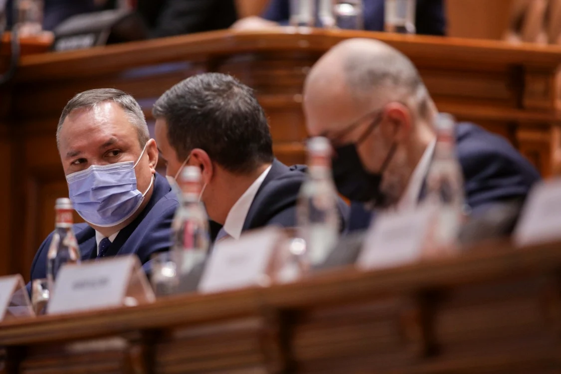 Premierul Cucă şi cei doi vicepremieri, Grindeanu şi Kelemen Foto Inquam Photos / Octav Ganea