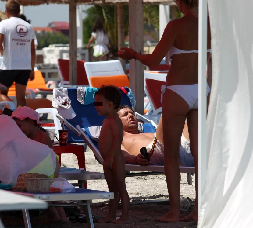 Fotbalistul s-a relaxat la umbră, pe un şezlong