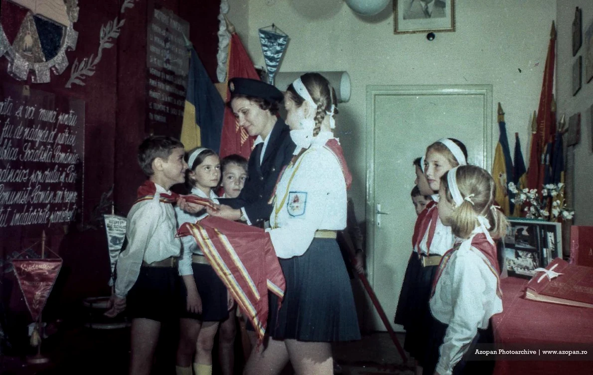 Imagine din seria de diapozitive „Școala noastră” editată de Ministerul Educației și Învățământului și Animafilm - București în 1974
