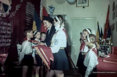 Imagine din seria de diapozitive „Școala noastră” editată de Ministerul Educației și Învățământului și Animafilm - București în 1974