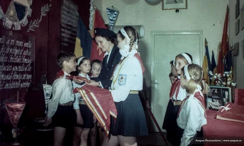 Imagine din seria de diapozitive „Școala noastră” editată de Ministerul Educației și Învățământului și Animafilm - București în 1974