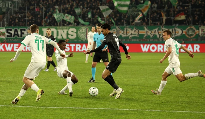 Craiovenii (negru) au avut o seară bună în Conference League (FOTO: Sportpictures)