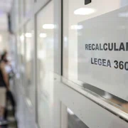 Pensionari discută cu reprezentanții presei și oficialii Caselor de Pensii de care aparțin privind recalcularea pensiei, în București. FOTO Inquam Photos / Octav Ganea