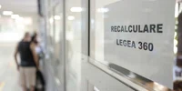 Pensionari discută cu reprezentanții presei și oficialii Caselor de Pensii de care aparțin privind recalcularea pensiei, în București. FOTO Inquam Photos / Octav Ganea