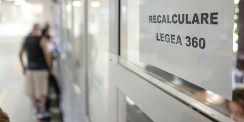 Pensionari discută cu reprezentanții presei și oficialii Caselor de Pensii de care aparțin privind recalcularea pensiei, în București. FOTO Inquam Photos / Octav Ganea