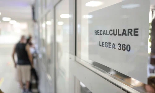 Pensionari discută cu reprezentanții presei și oficialii Caselor de Pensii de care aparțin privind recalcularea pensiei, în București. FOTO Inquam Photos / Octav Ganea