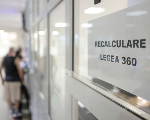 Pensionari discută cu reprezentanții presei și oficialii Caselor de Pensii de care aparțin privind recalcularea pensiei, în București. FOTO Inquam Photos / Octav Ganea