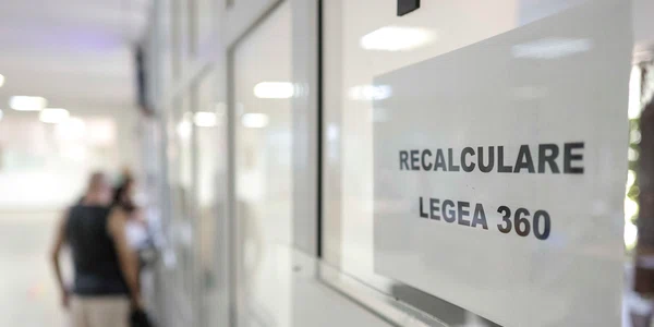 Pensionari discută cu reprezentanții presei și oficialii Caselor de Pensii de care aparțin privind recalcularea pensiei, în București. FOTO Inquam Photos / Octav Ganea