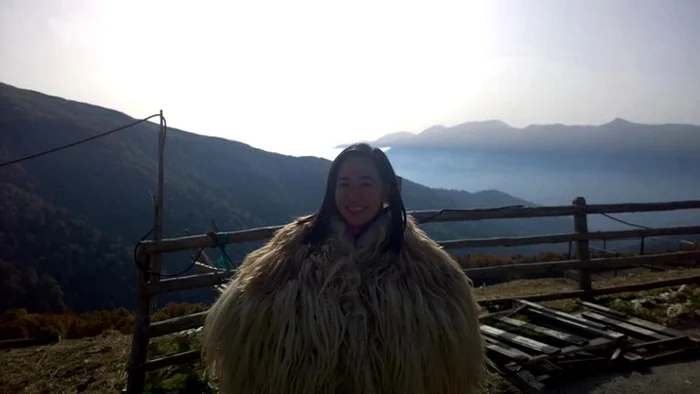 A fost încântată când s-a pozat cu şuba unui cioban. FOTOGRAFII: Facebook