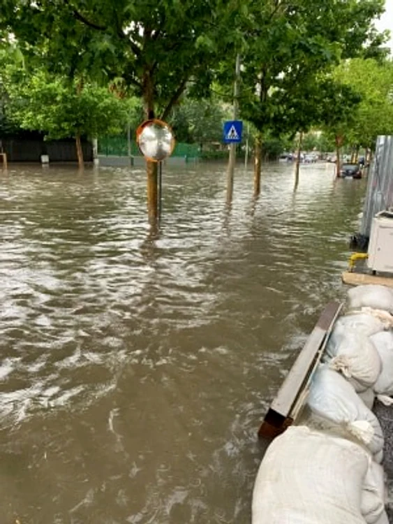 
    Locuitorii din zona Sisești se plâng că au canalizarea înfundată și apa le intră în subsolurile blocurilor  