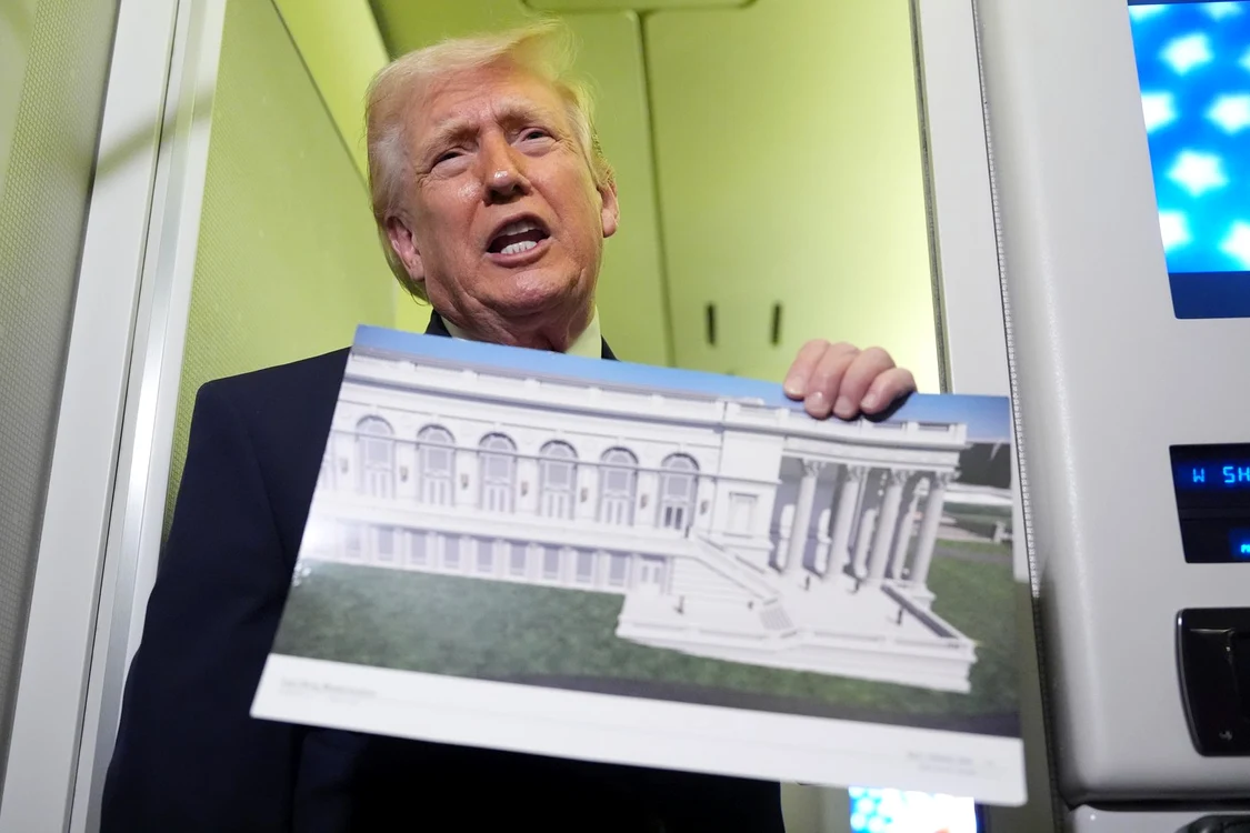 Trump arătând schița noii aripi de est propuse pentru Casa Albă/FOTO: Profimedia