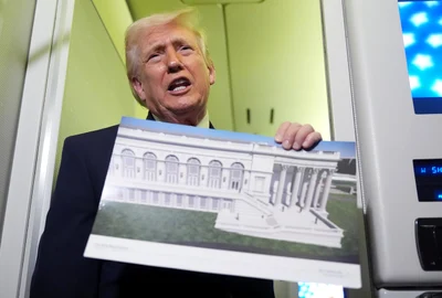 Trump arată o schiță a noii aripi de est propuse pentru Casa Albă FOTO Profimedia