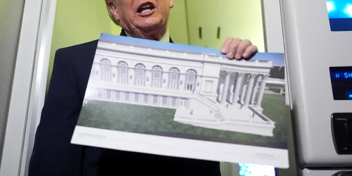Trump arată o schiță a noii aripi de est propuse pentru Casa Albă FOTO Profimedia