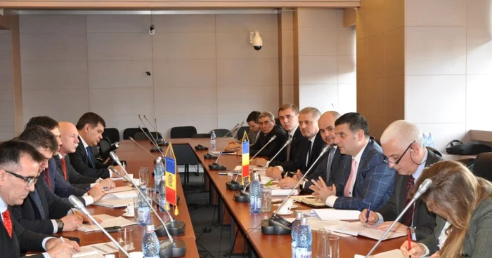 Întâlnirea dintre Alexandru Petrescu, ministrul Economiei şi Octavian Calmîc, viceprim-ministru, ministrul Economiei din Republica Moldova