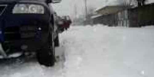 Drumarii acționează și la această oră pentru curățarea drumurilor