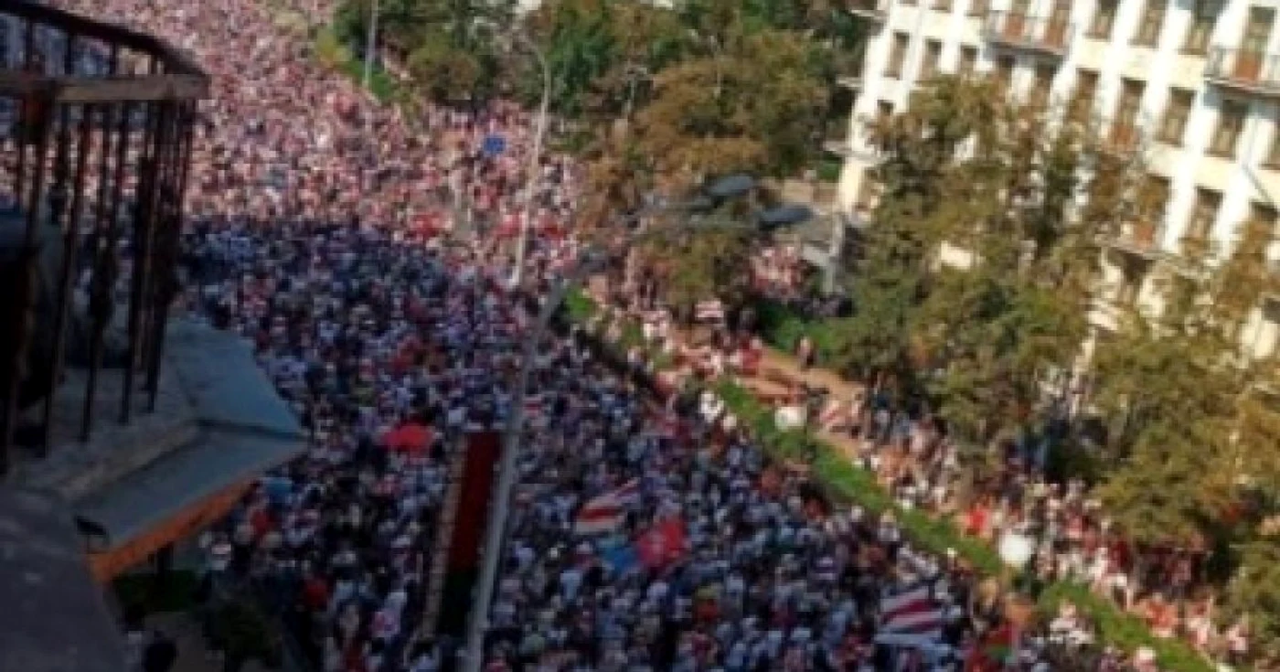 100.000 de cetăţeni au demonstrat duminică, 30.08.2020, la Minsk cerând plecarea dictatorului Lukashenko. Sursa: BELSAT.