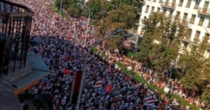 100.000 de cetăţeni au demonstrat duminică, 30.08.2020, la Minsk cerând plecarea dictatorului Lukashenko. Sursa: BELSAT.