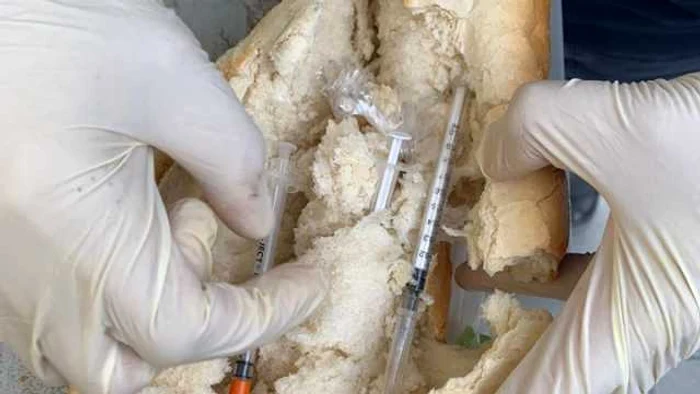 O substanţă din categoria drogurilor de mare risc acunsă alături de seringi într-o pâine Imagine: Jandarmeria Română