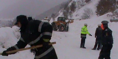  Pompierii au curăţat din nou drumul naţional de zăpadă