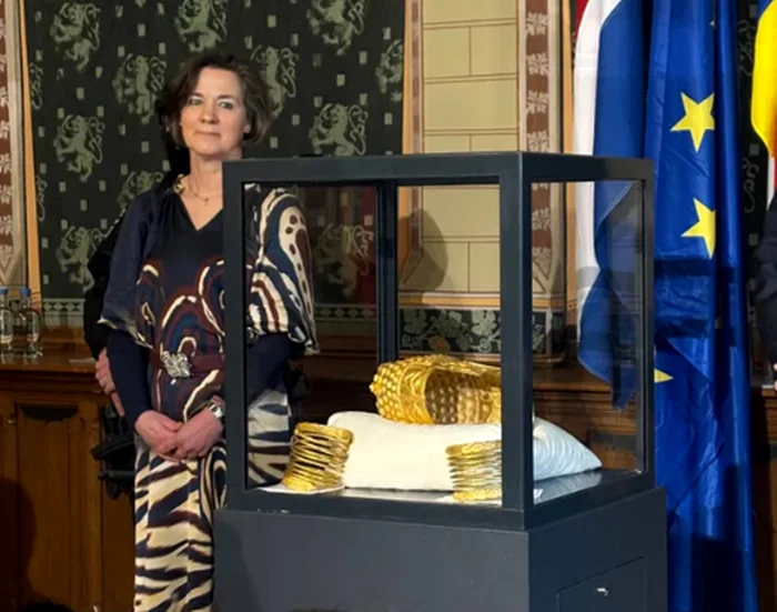 Conferință de presă la Muzeul Drents după recuperarea coifului și brățărilor dacice. Foto: DVHN