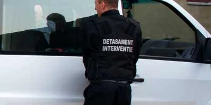 Arad: Au vrut să treacă frontiera ascunse sub pătură